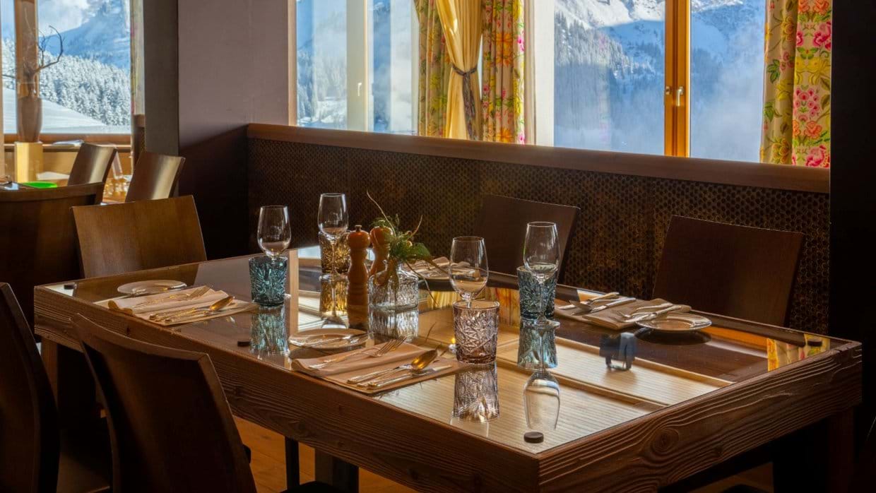 luxury-ski-hotel-lech-goldenerberg-oxford-ski-dining (4).jpg