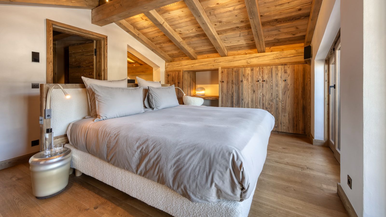 Luxury-Ski-Chalet-Megeve-Chalet-Aspen-Oxford-Ski-Bedroom (8).jpg