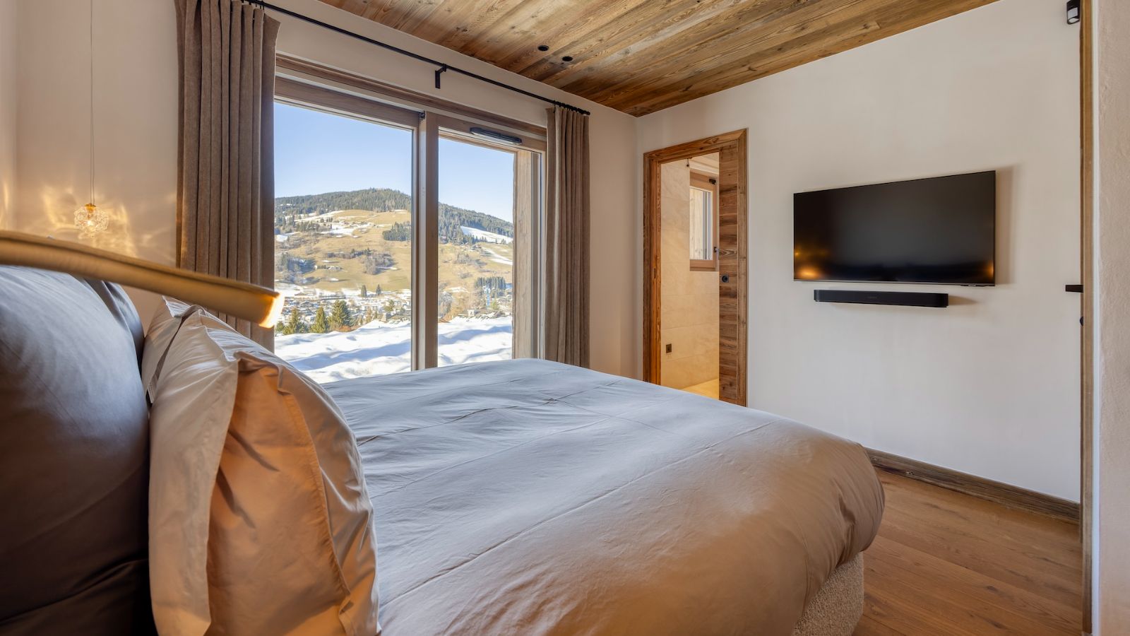 Luxury-Ski-Chalet-Megeve-Chalet-Aspen-Oxford-Ski-Bedroom (18).jpg