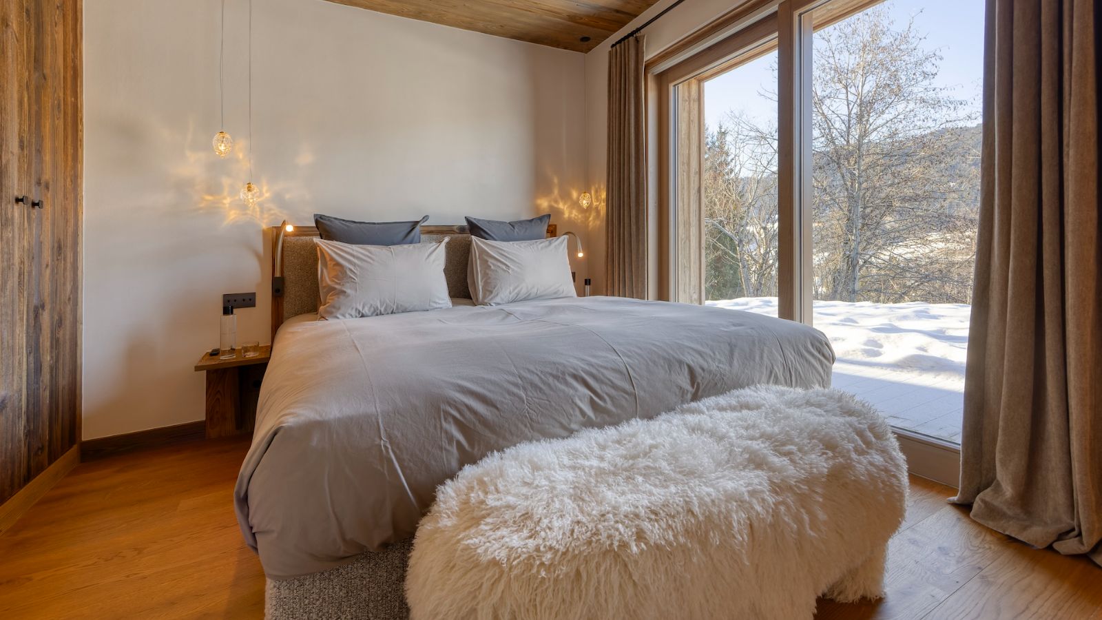 Luxury-Ski-Chalet-Megeve-Chalet-Aspen-Oxford-Ski-Bedroom (19).jpg