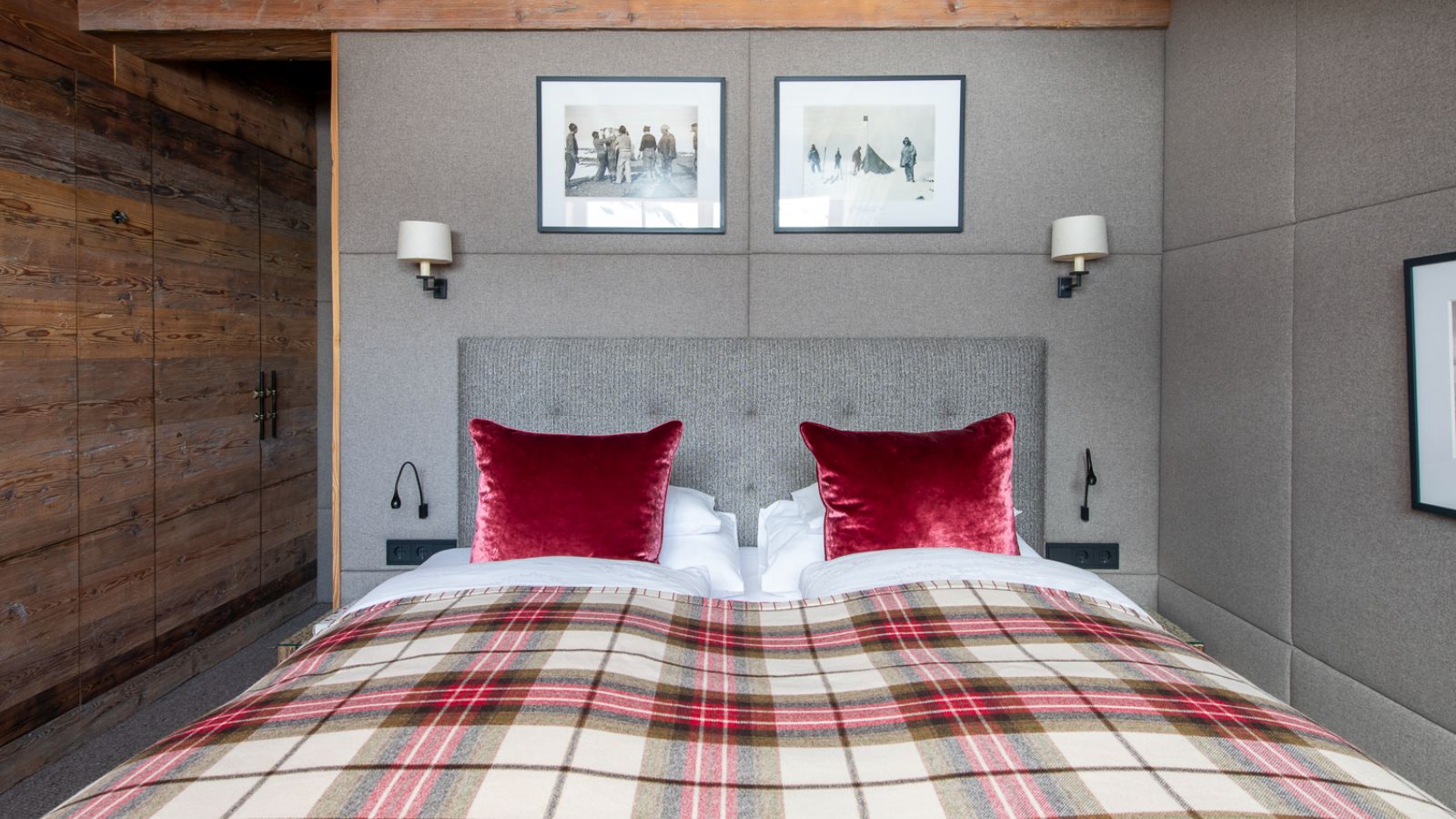 luxury-ski-chalets-st-christoph-skyfall-penthouse-oxford-ski-bedroom (3).jpg