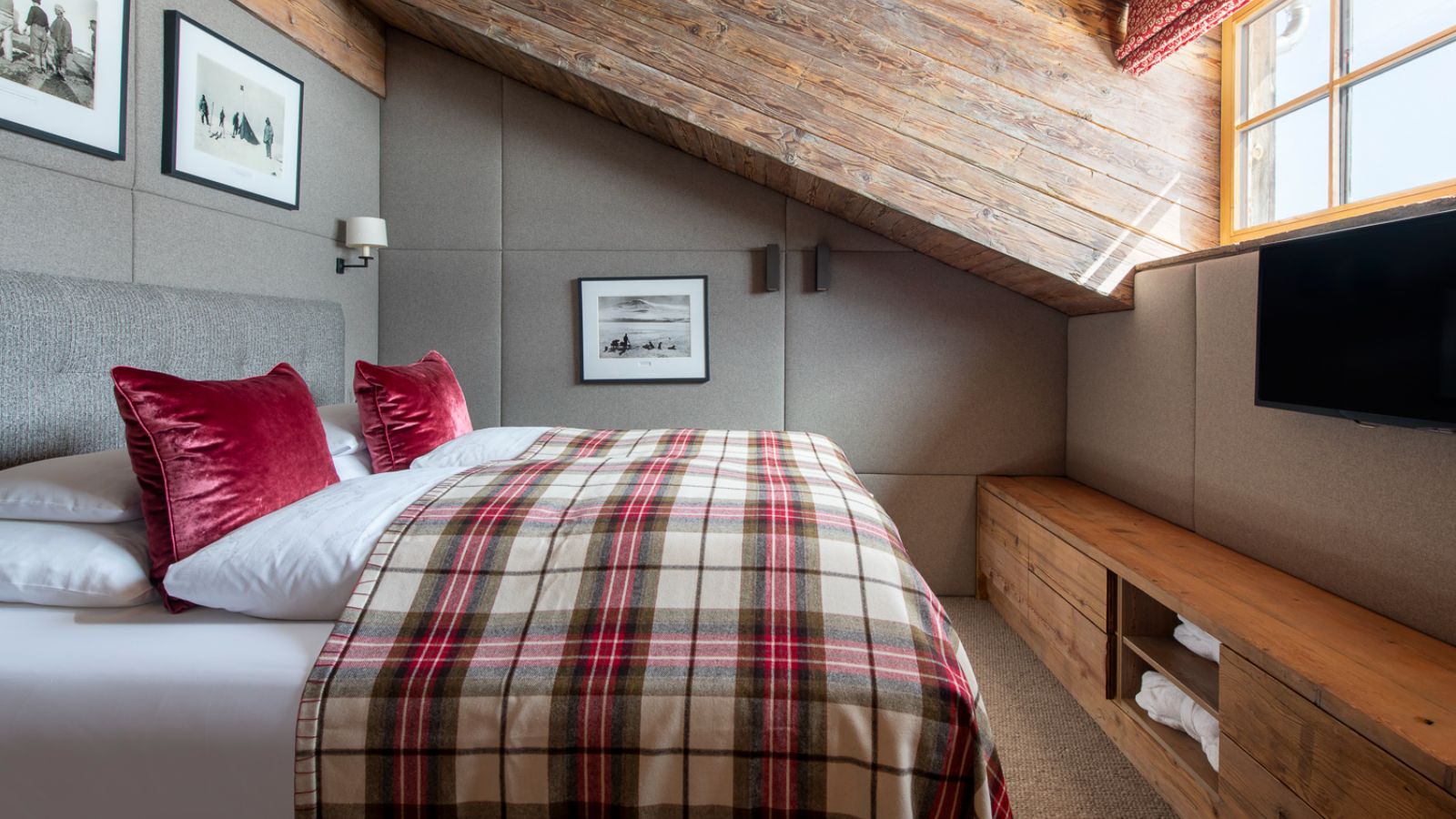 luxury-ski-chalets-st-christoph-skyfall-penthouse-oxford-ski-bedroom (4).jpg