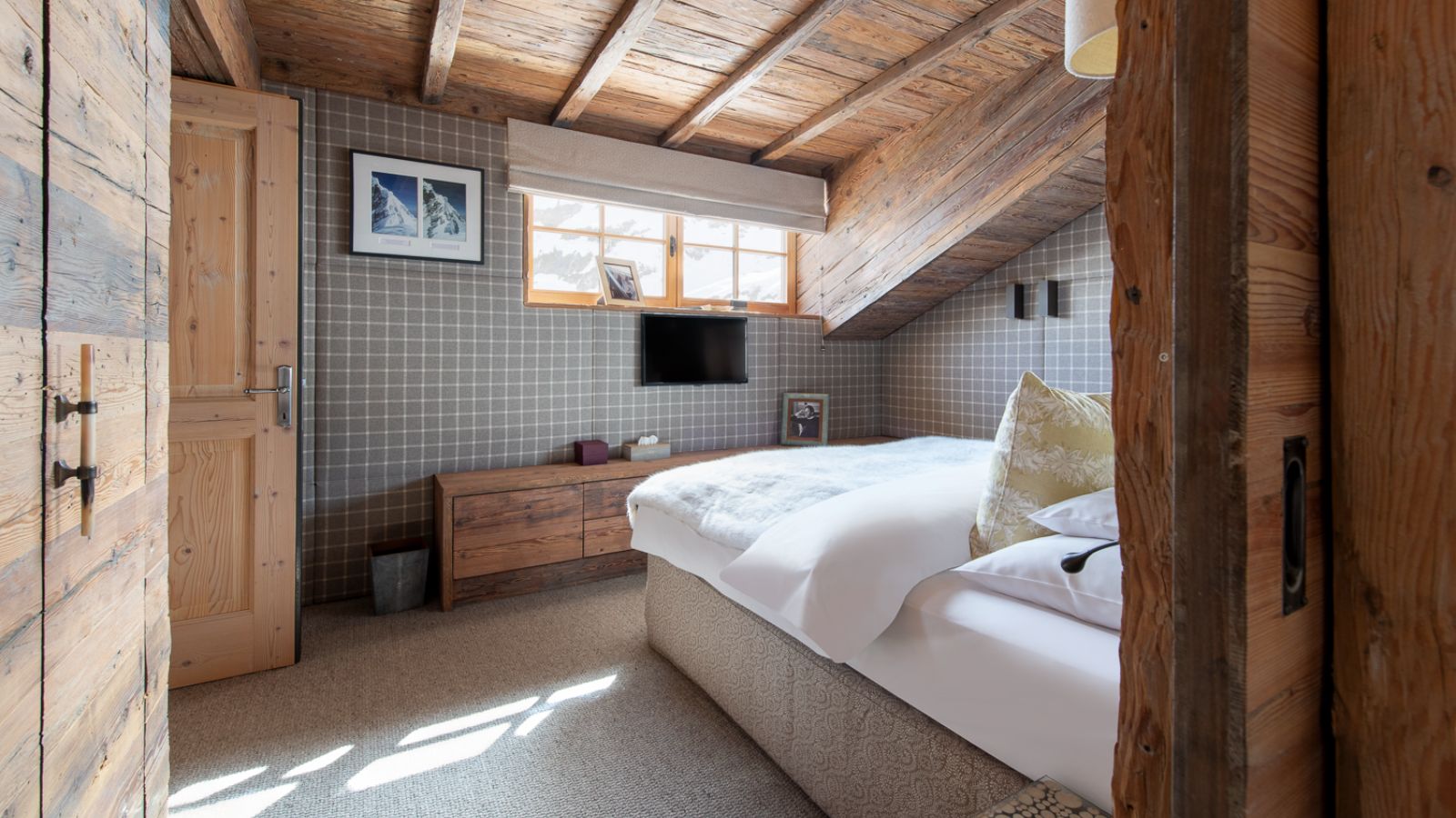 luxury-ski-chalets-st-christoph-skyfall-penthouse-oxford-ski-bedroom (1).jpg