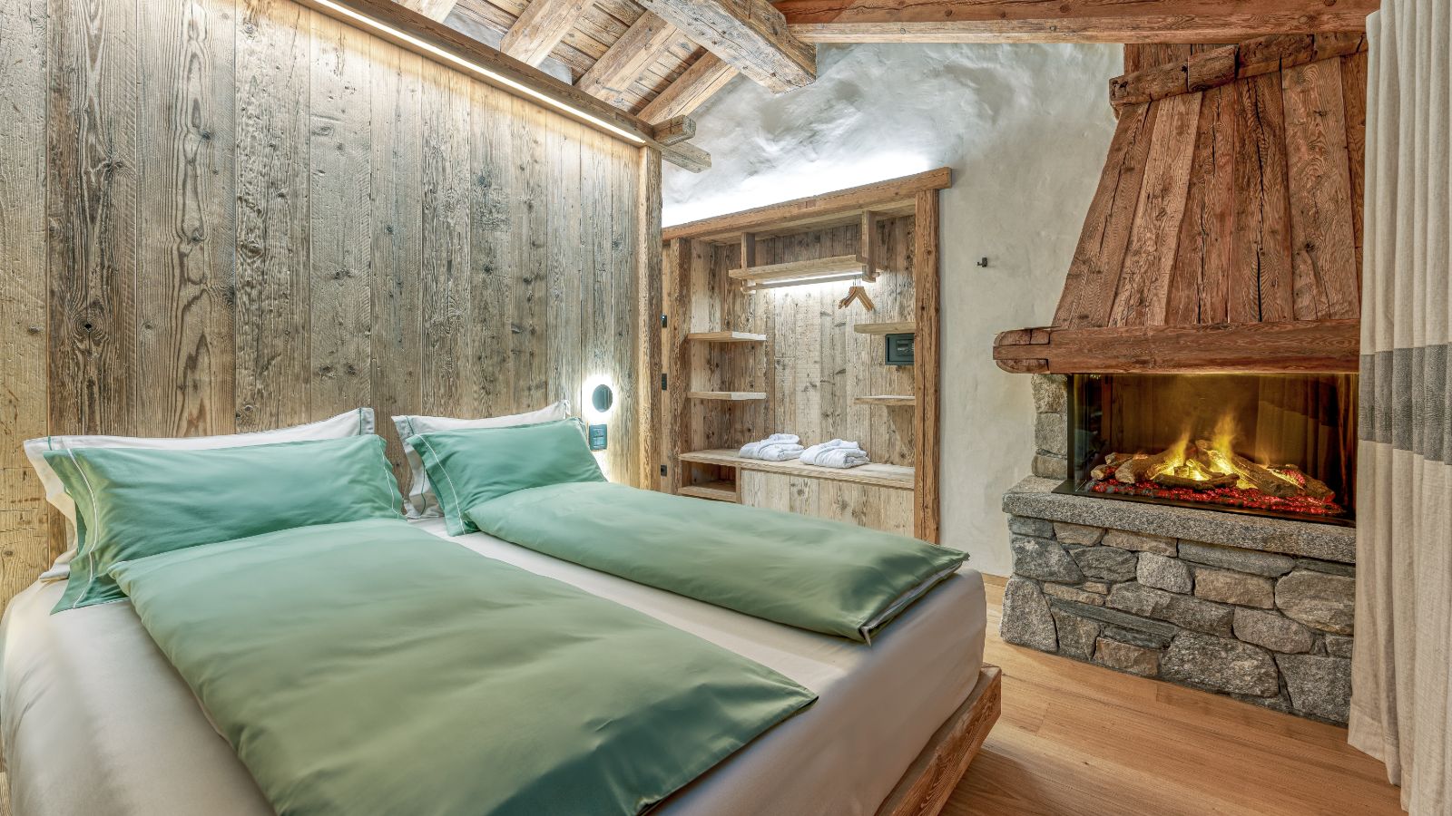 Luxury-Ski-Chalet-Livigno-AK-Chalets-Oxford-Ski-Bedroom (11).jpg