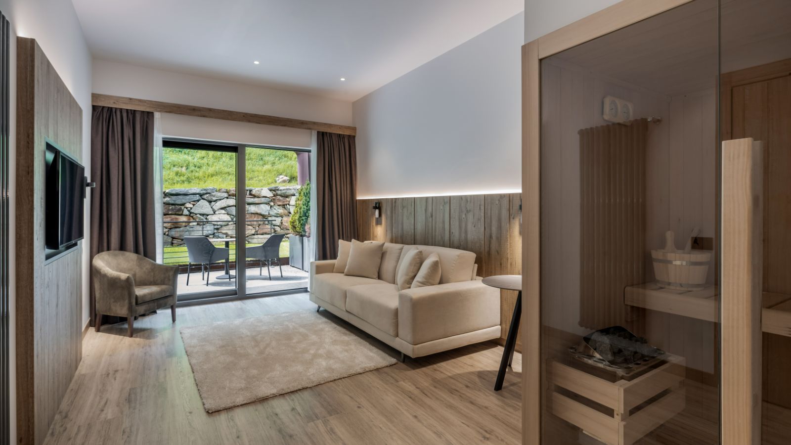 _R2A8104 Suite (1).jpg