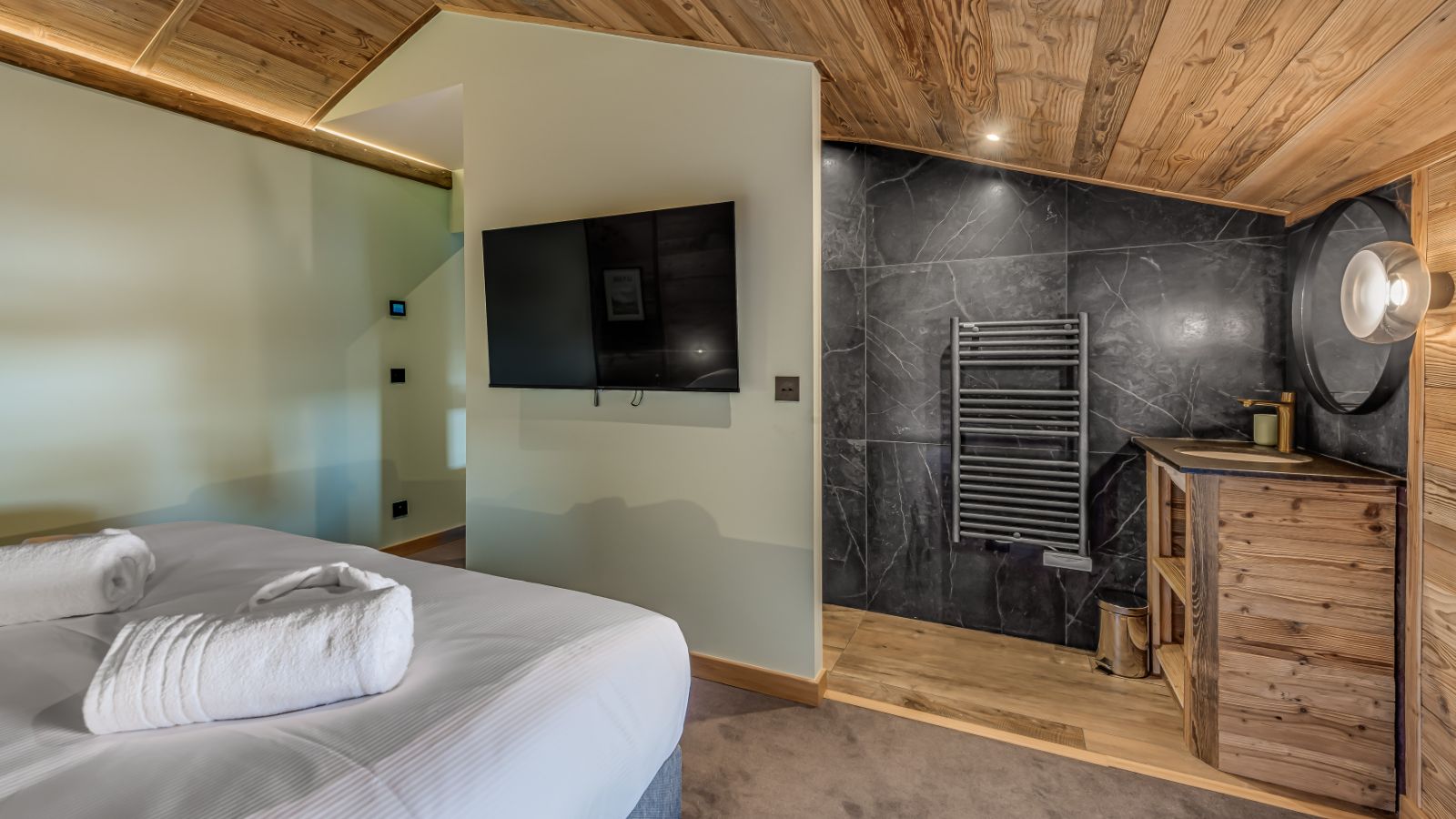 Luxury-Ski-Chalet-La-Plagne-Chalet-Riva-Oxford-Ski-Bedroom (3).jpg