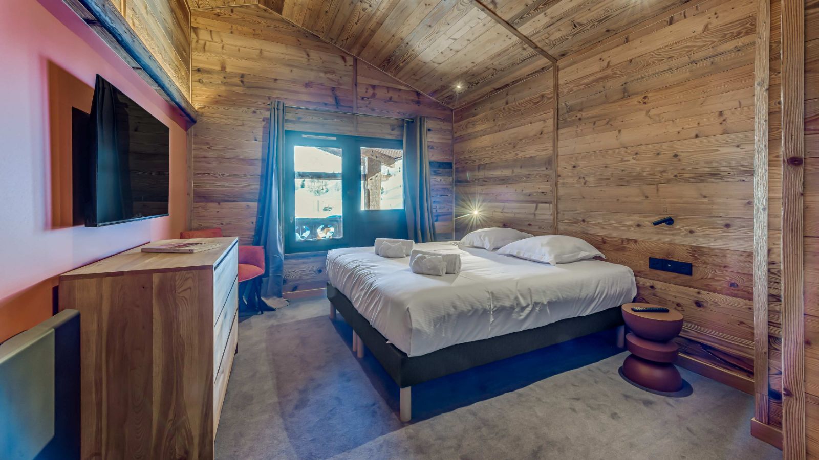 Luxury-Ski-Chalet-La-Plagne-Chalet-Riva-Oxford-Ski-Bedroom (4).jpg
