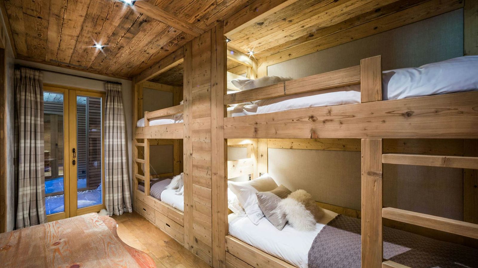 luxury-ski-chalets-verbier-chalet-norte-oxford-ski-bunk-room.jpg