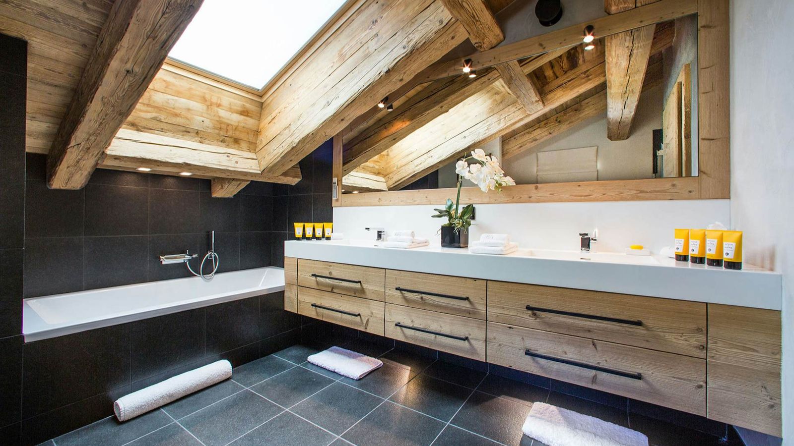 luxury-ski-chalets-verbier-chalet-norte-oxford-ski-bathroom.jpg