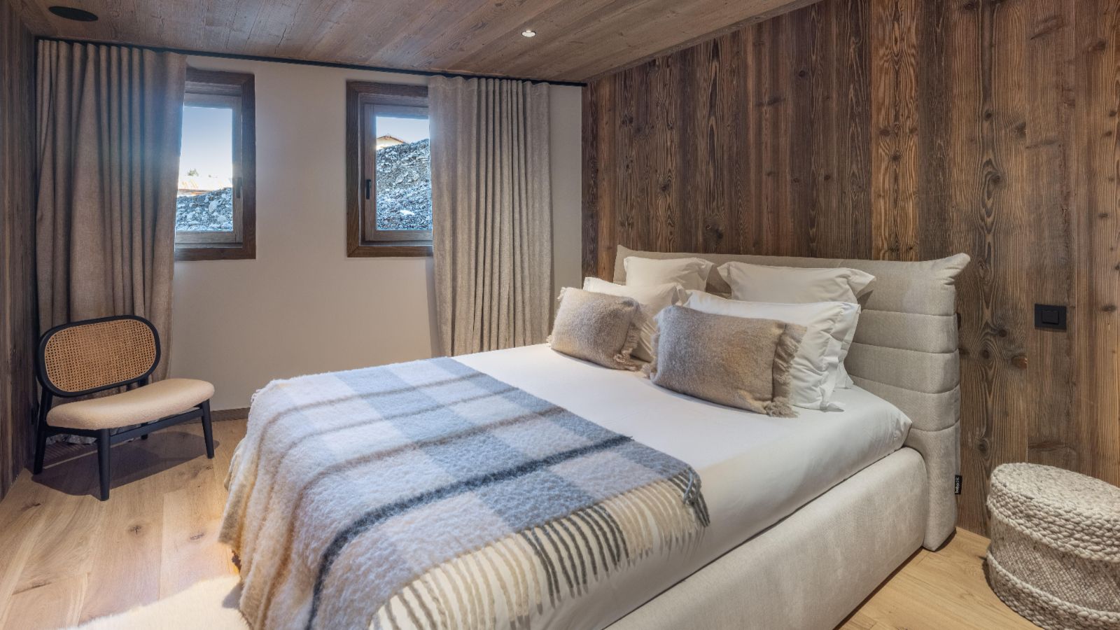 Luxury-Ski-Chalet-St-Martin-De-Belleville-Chalet-Marcel-Oxford-Ski-Bedroom (4).jpg