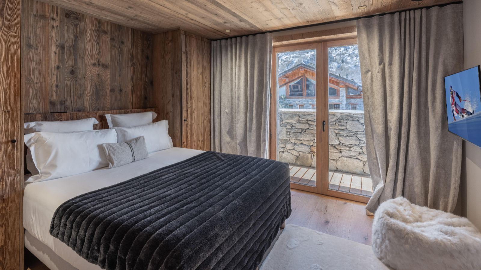 Luxury-Ski-Chalet-St-Martin-De-Belleville-Chalet-Marcel-Oxford-Ski-Bedroom (9).jpg