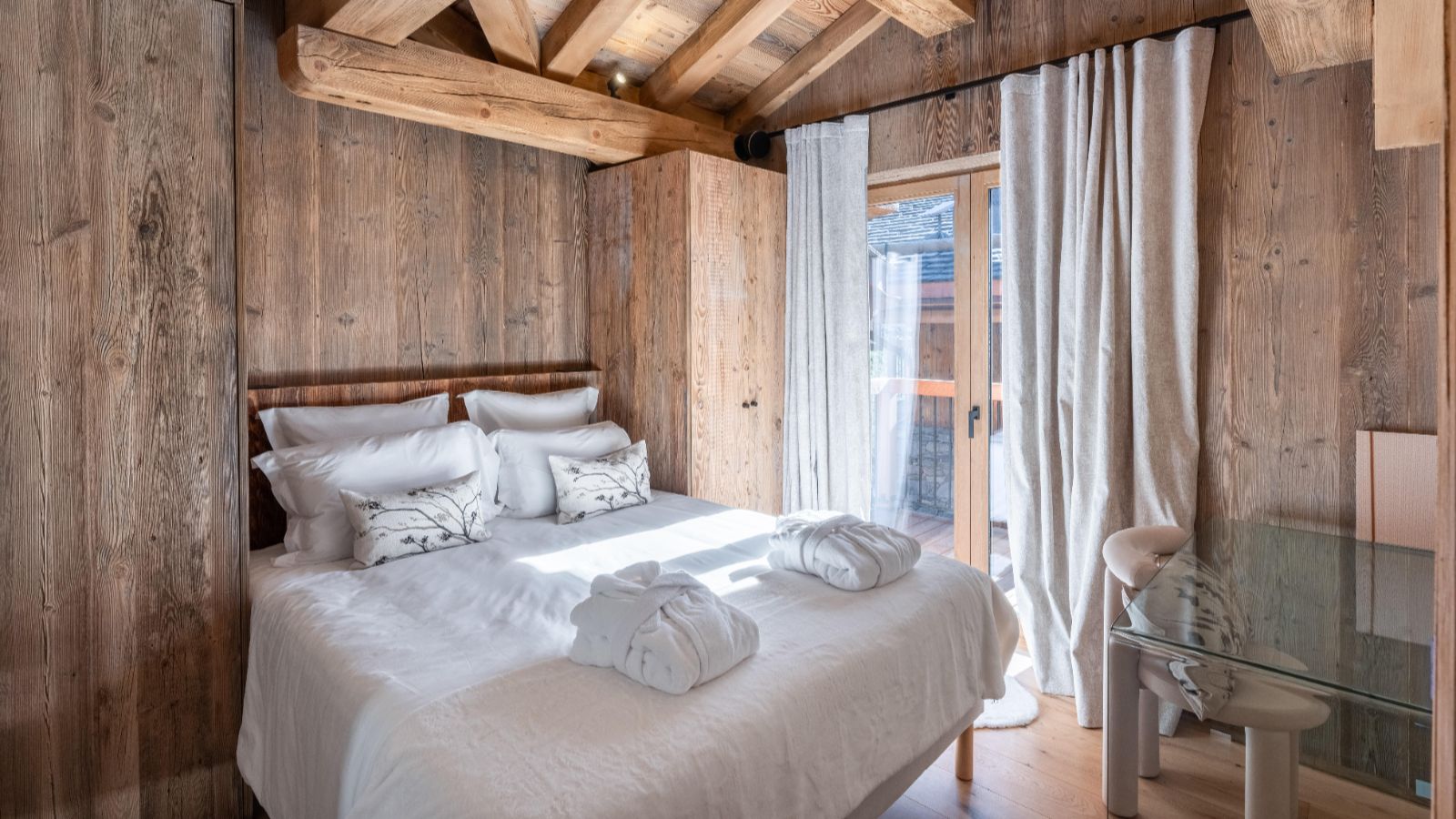 Luxury-Ski-Chalet-St-Martin-De-Belleville-Chalet-Marcel-Oxford-Ski-Bedroom (16).jpg