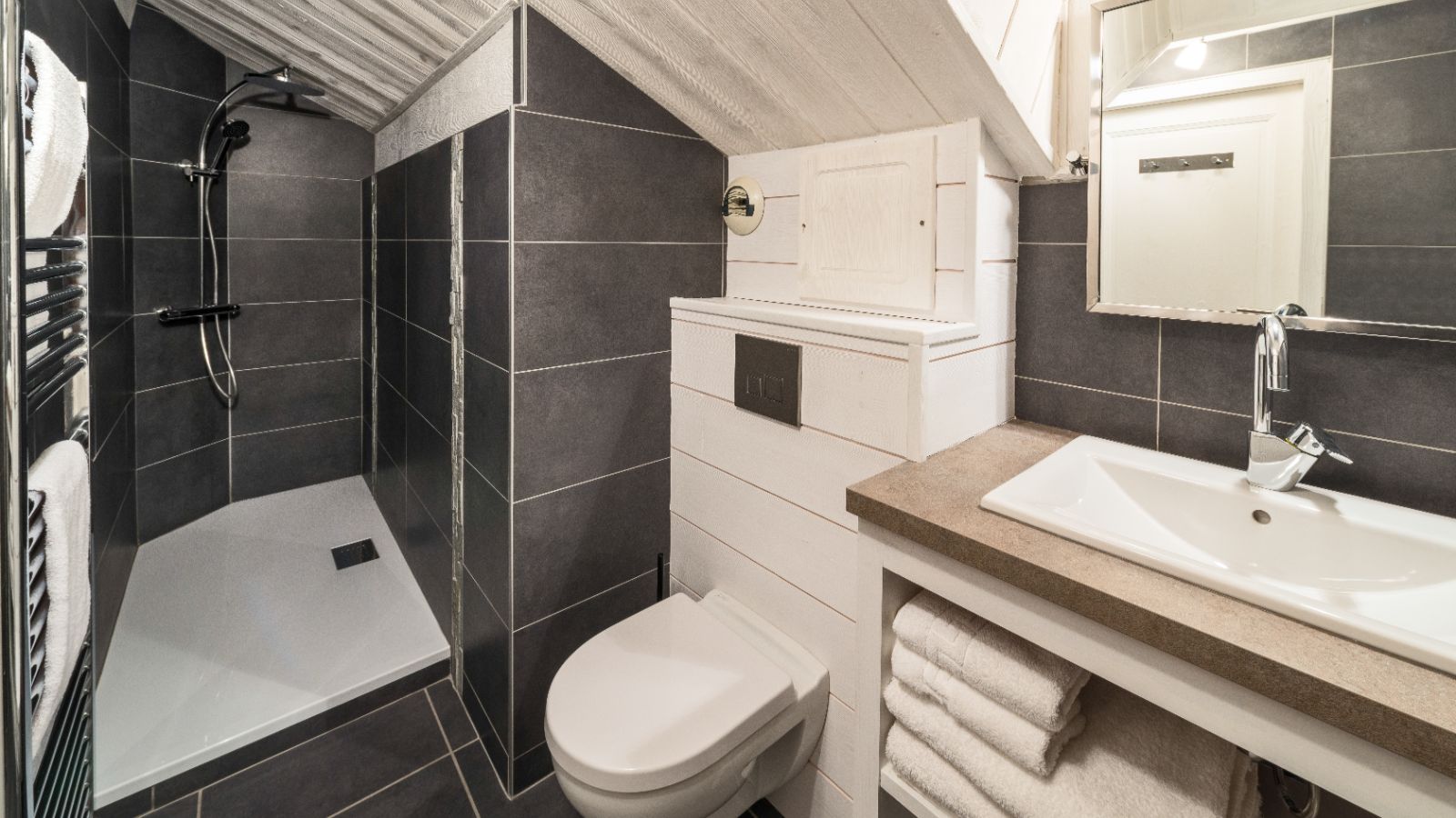 luxury-ski-chalets-meribel-chalet-phoebe-oxford-ski-dining (2).jpg