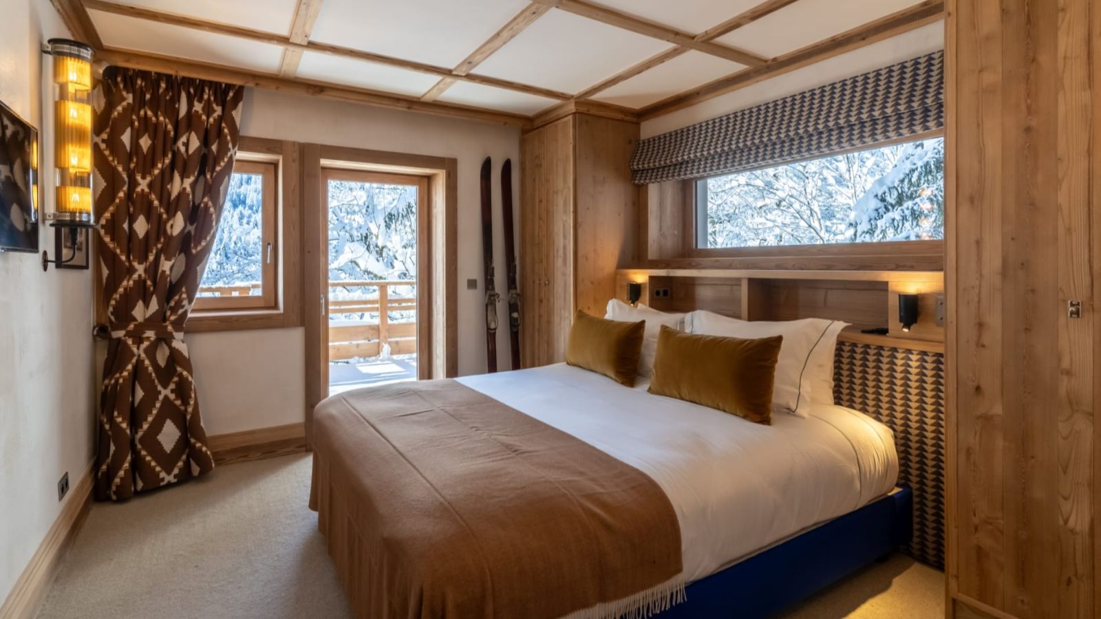 luxury-ski-chalets-meribel-les-loups-oxford-ski-bedroom (1).jpg