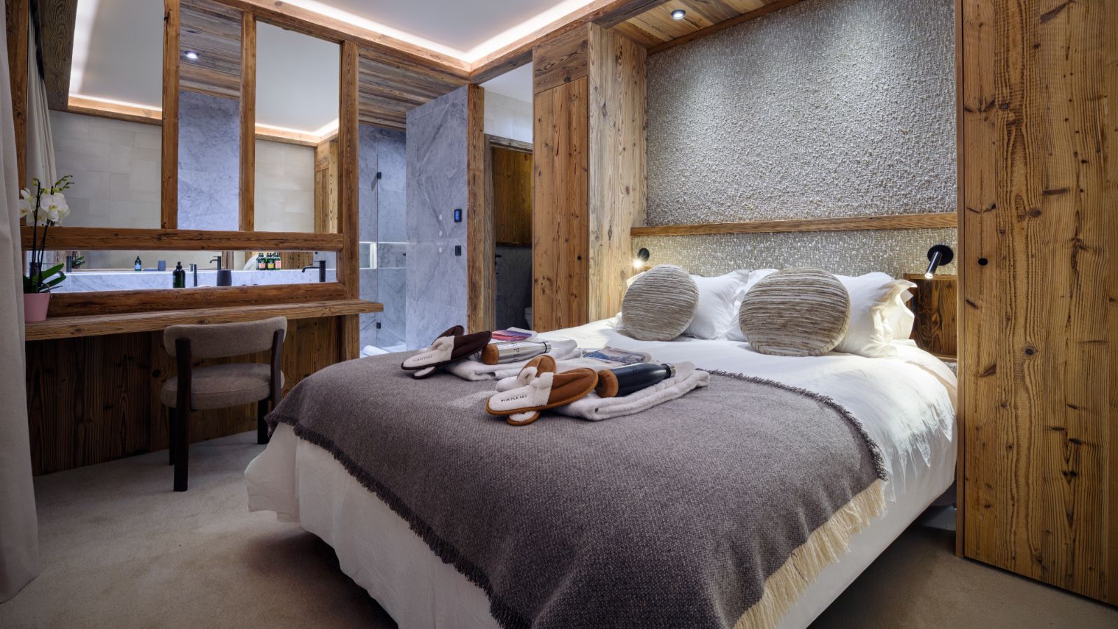 Luxury-Ski-Chalet-Val-d-Isere-Chalet-Cervinia-Oxford-Ski-Bedroom (7).jpg