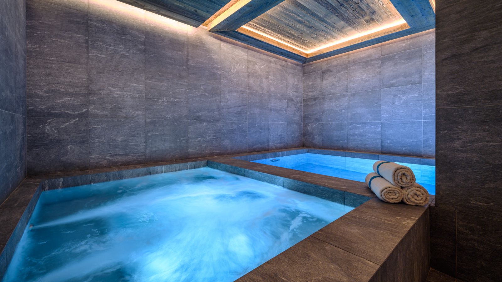 Luxury-Ski-Chalet-Val-d-Isere-Chalet-Cervinia-Oxford-Ski-Hot-Tub.jpg