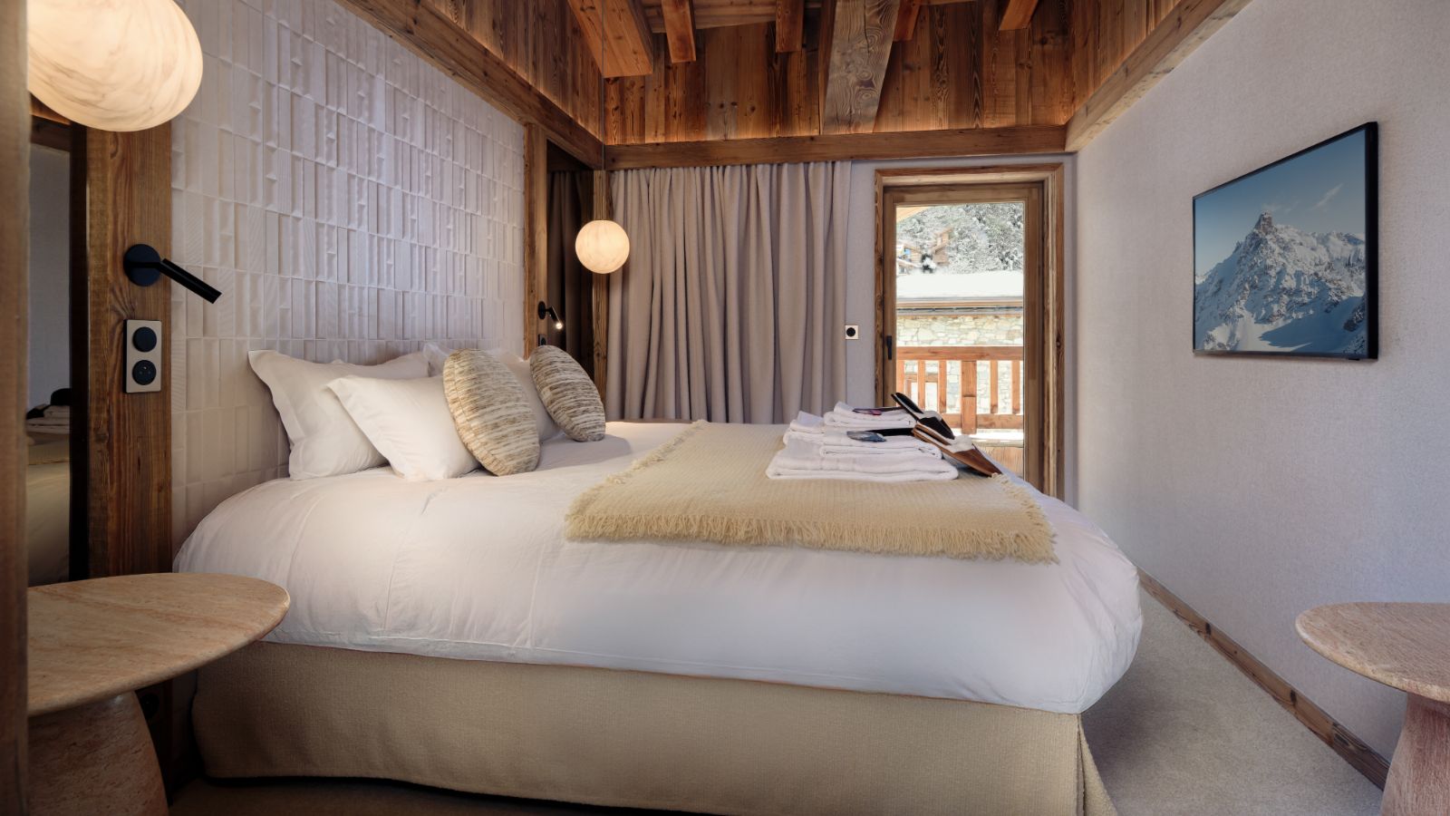 Luxury-Ski-Chalet-Val-d-Isere-Chalet-Cervinia-Oxford-Ski-Bedroom (4).jpg