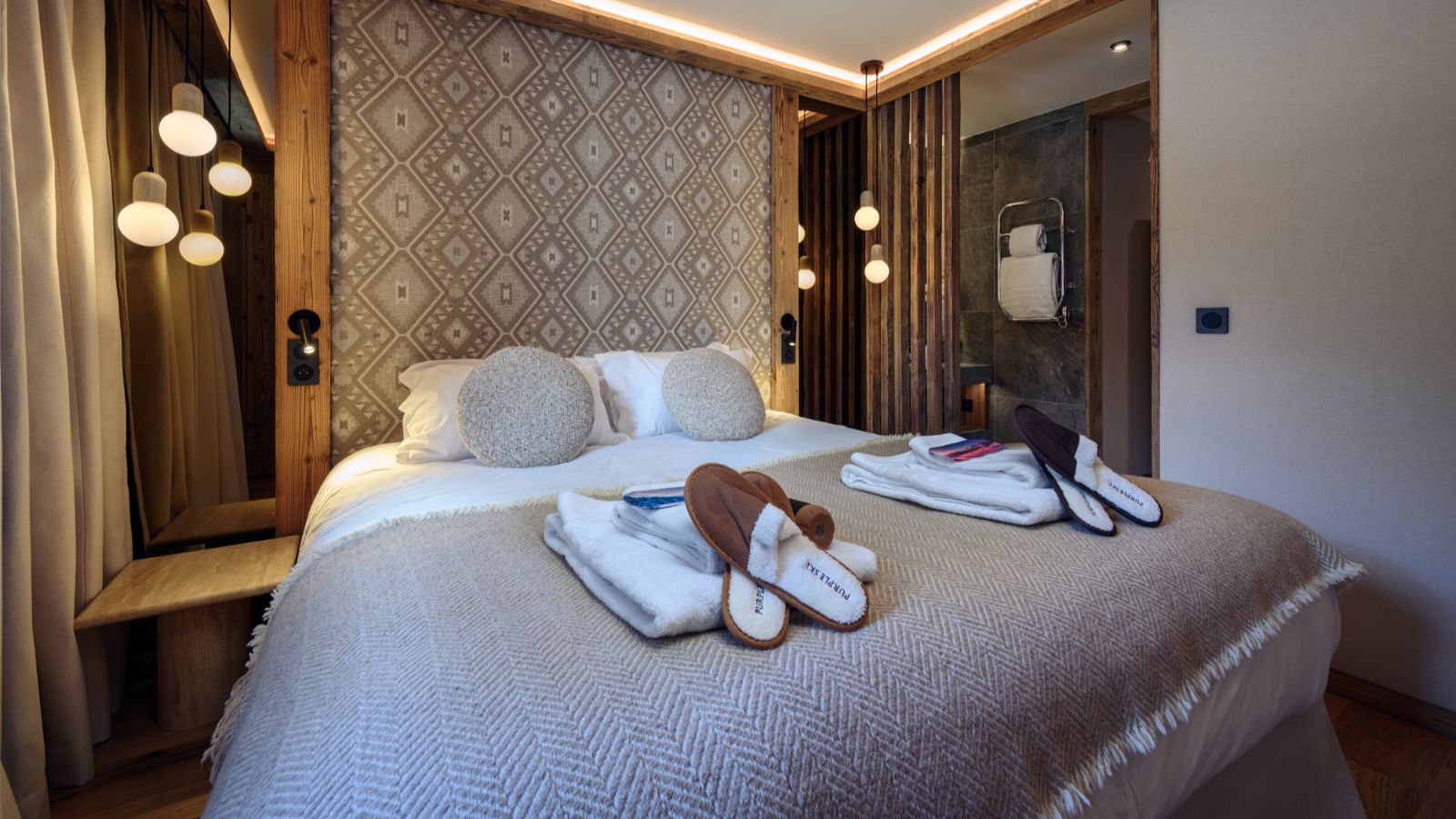 Luxury-Ski-Chalet-Val-d-Isere-Chalet-Cervinia-Oxford-Ski-Bedroom (5).jpg