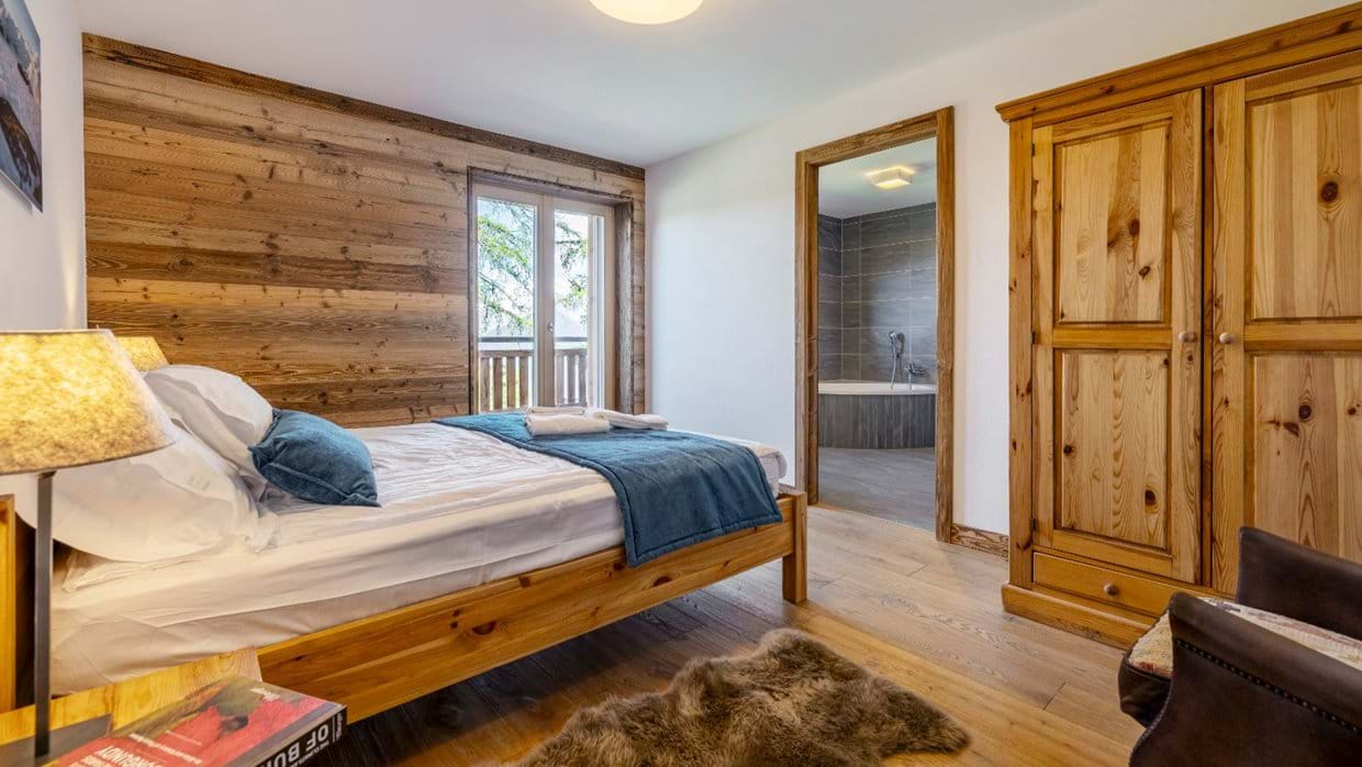 Luxury-Ski-Chalet-Veysonnaz-Penthouse-on--the-piste-Oxford-Ski-Bedroom (7).jpg