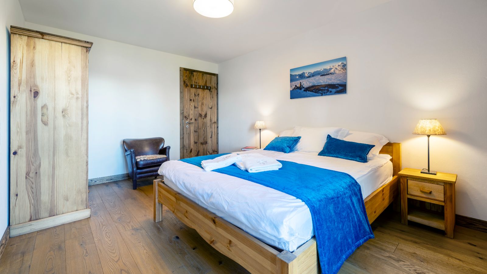 Luxury-Ski-Chalet-Veysonnaz-Penthouse-on--the-piste-Oxford-Ski-Bedroom (8).jpg