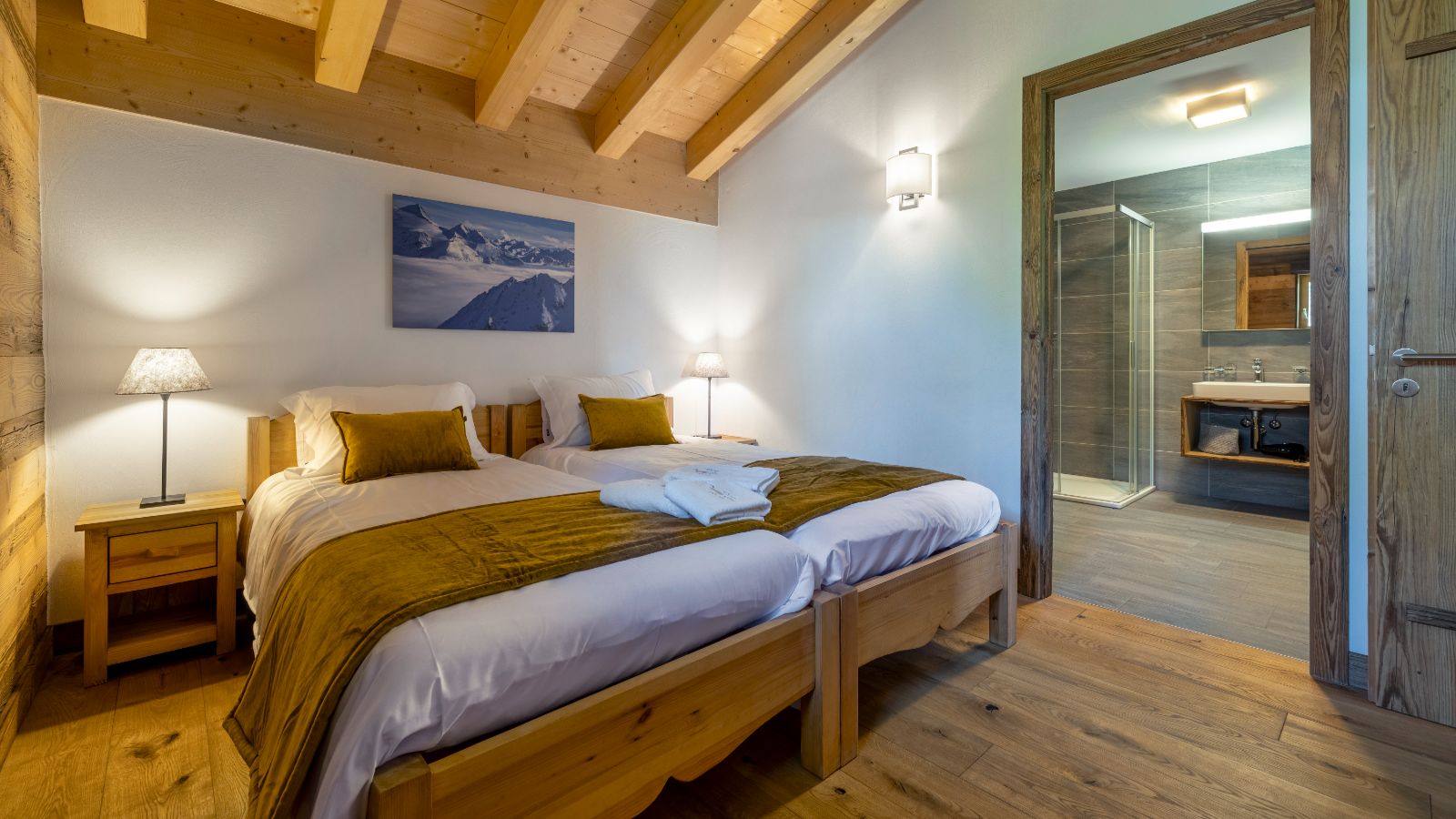 Luxury-Ski-Chalet-Veysonnaz-Penthouse-on--the-piste-Oxford-Ski-Bedroom (10).jpg