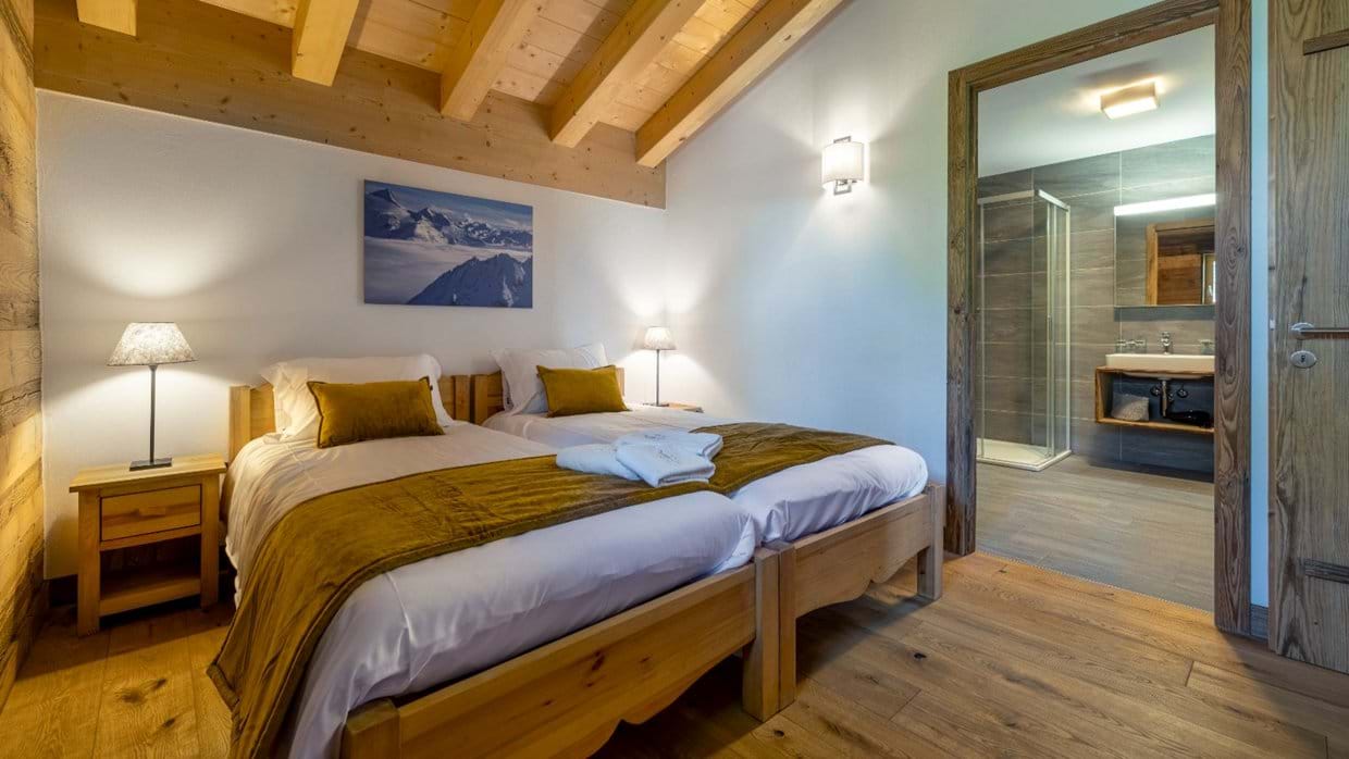Luxury-Ski-Chalet-Veysonnaz-Penthouse-on--the-piste-Oxford-Ski-Bedroom (10).jpg
