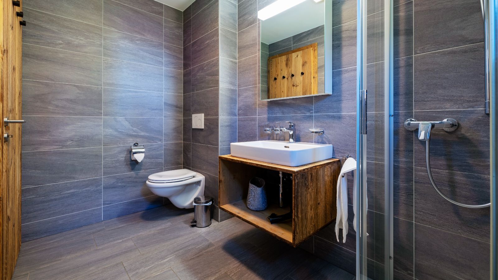 Luxury-Ski-Chalet-Veysonnaz-Penthouse-on--the-piste-Oxford-Ski-Bathroom.jpg