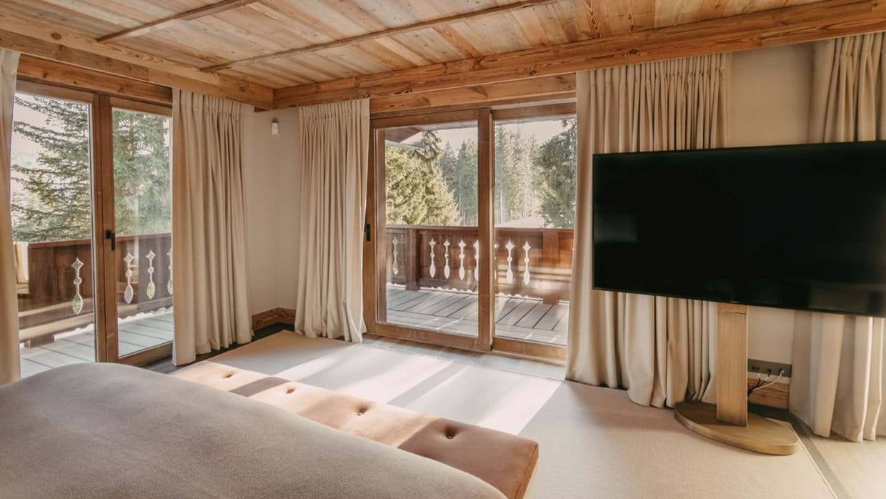 luxury-ski-chalet-courchevel-1850-lily-of-the-valley-oxford-ski-bedroom (2).jpg