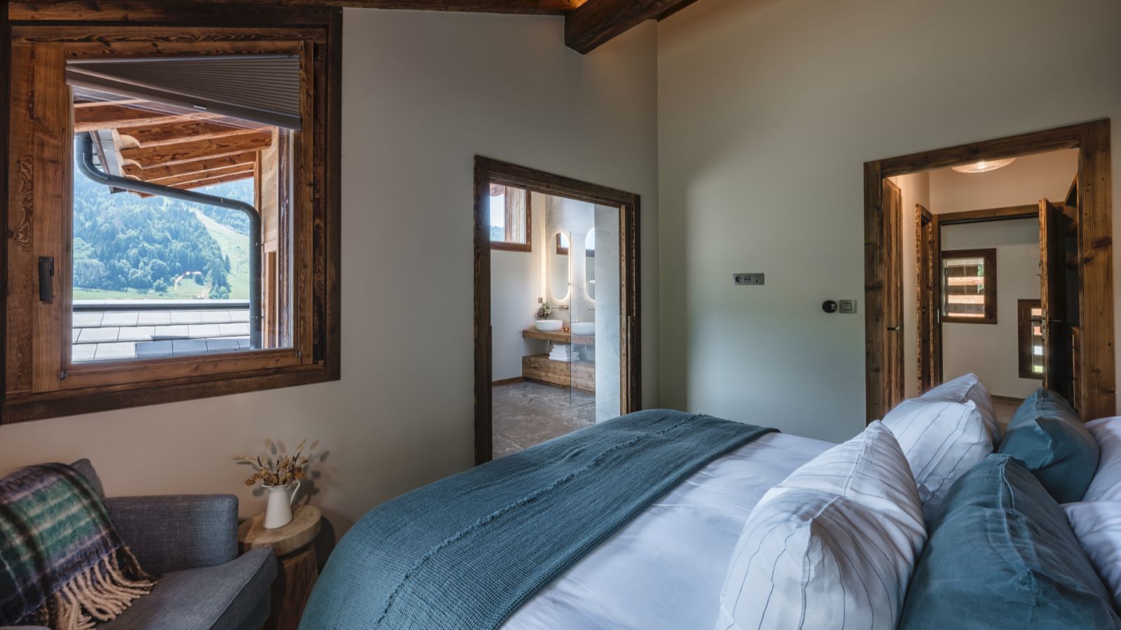 Luxury-Ski-Chalet-Morzine-Chalet-Genevieve-Oxford-Ski-Bedroom (5).jpg