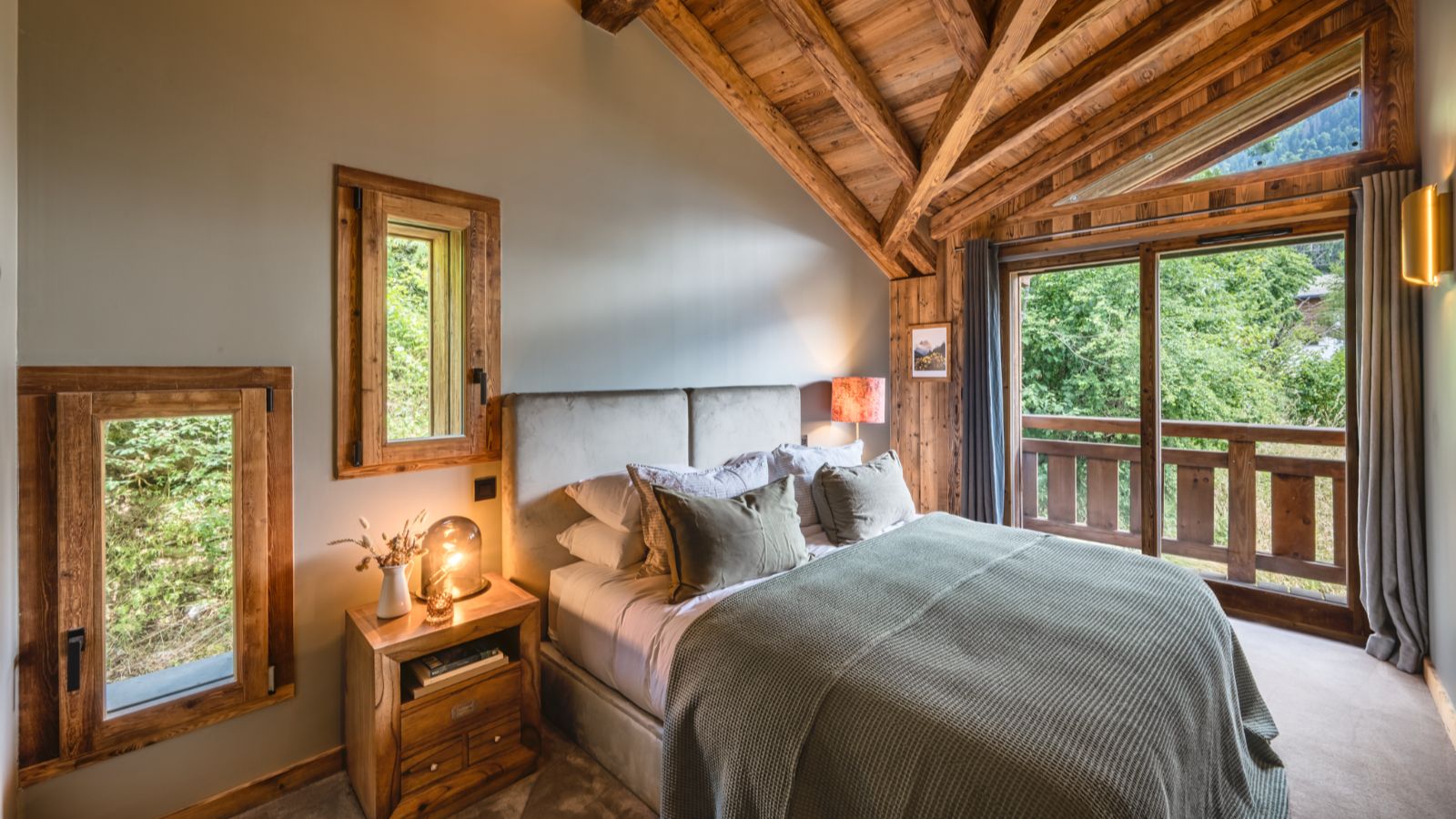 Luxury-Ski-Chalet-Morzine-Chalet-Genevieve-Oxford-Ski-Bedroom (7).jpg