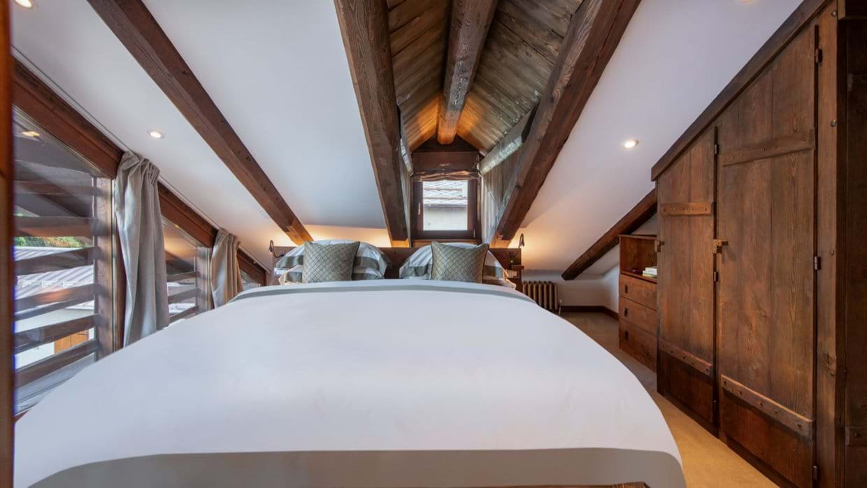 luxury-ski-chalets-milky-way-baita-1697-oxford-ski-bedroom3.jpg