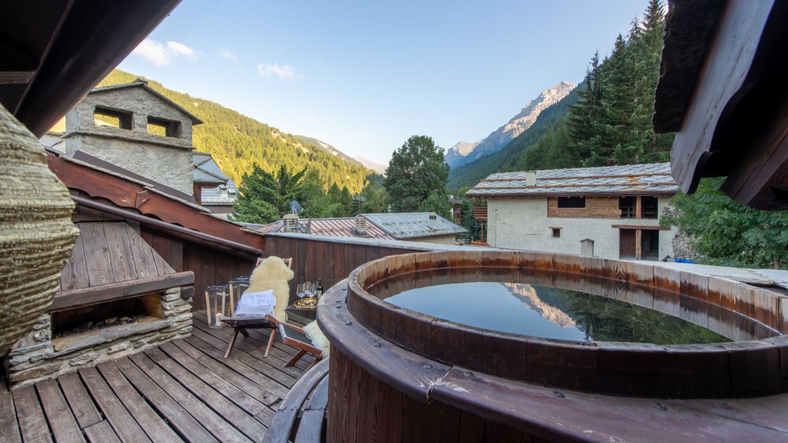 luxury-ski-chalets-milky-way-baita-1697-oxford-ski-hot-tub2.jpg