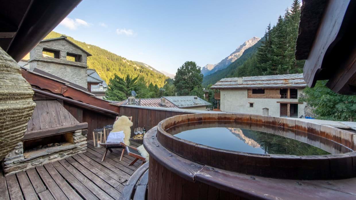 luxury-ski-chalets-milky-way-baita-1697-oxford-ski-hot-tub2.jpg