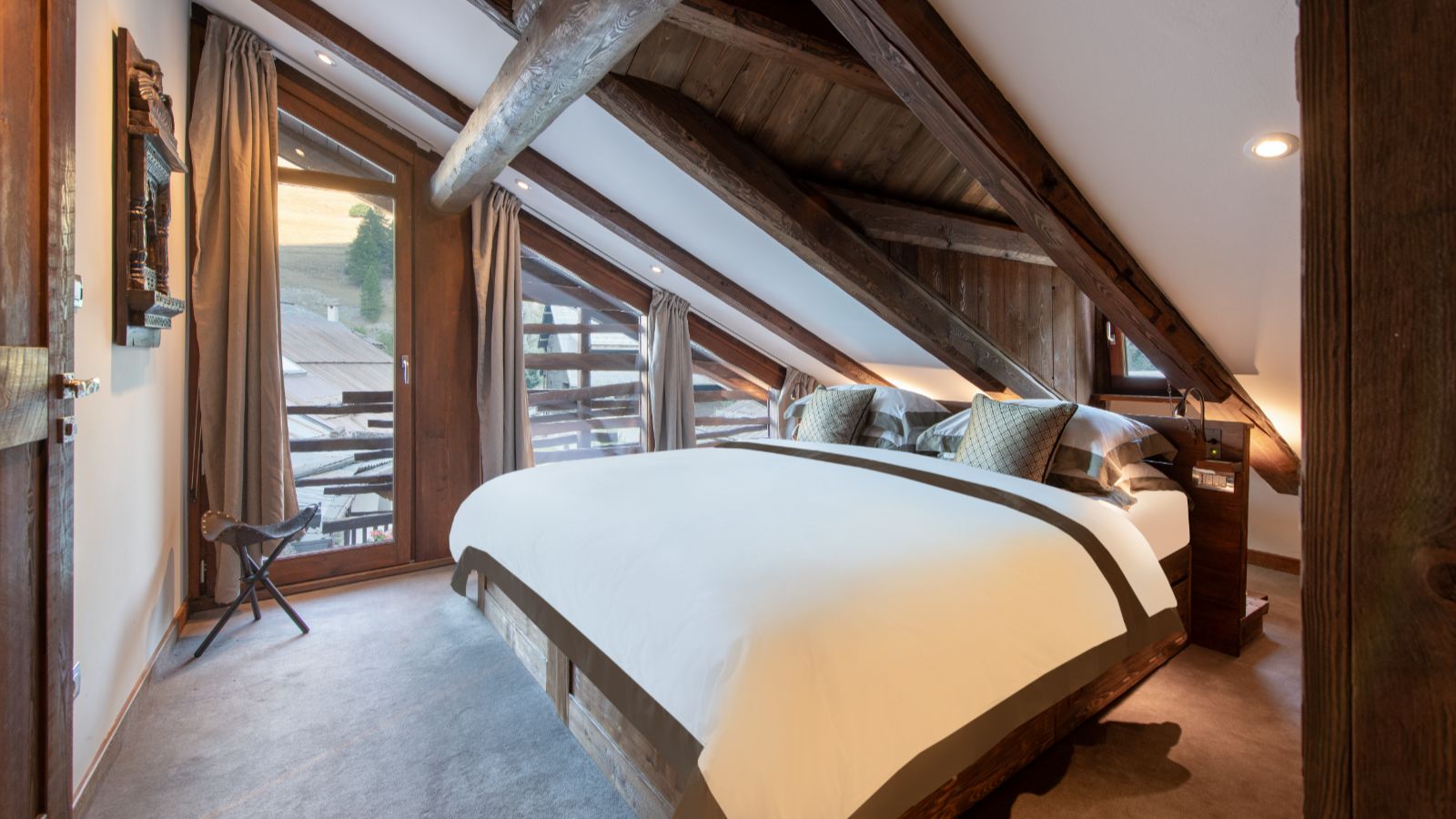 luxury-ski-chalets-milky-way-baita-1697-oxford-ski-bedroom4.jpg