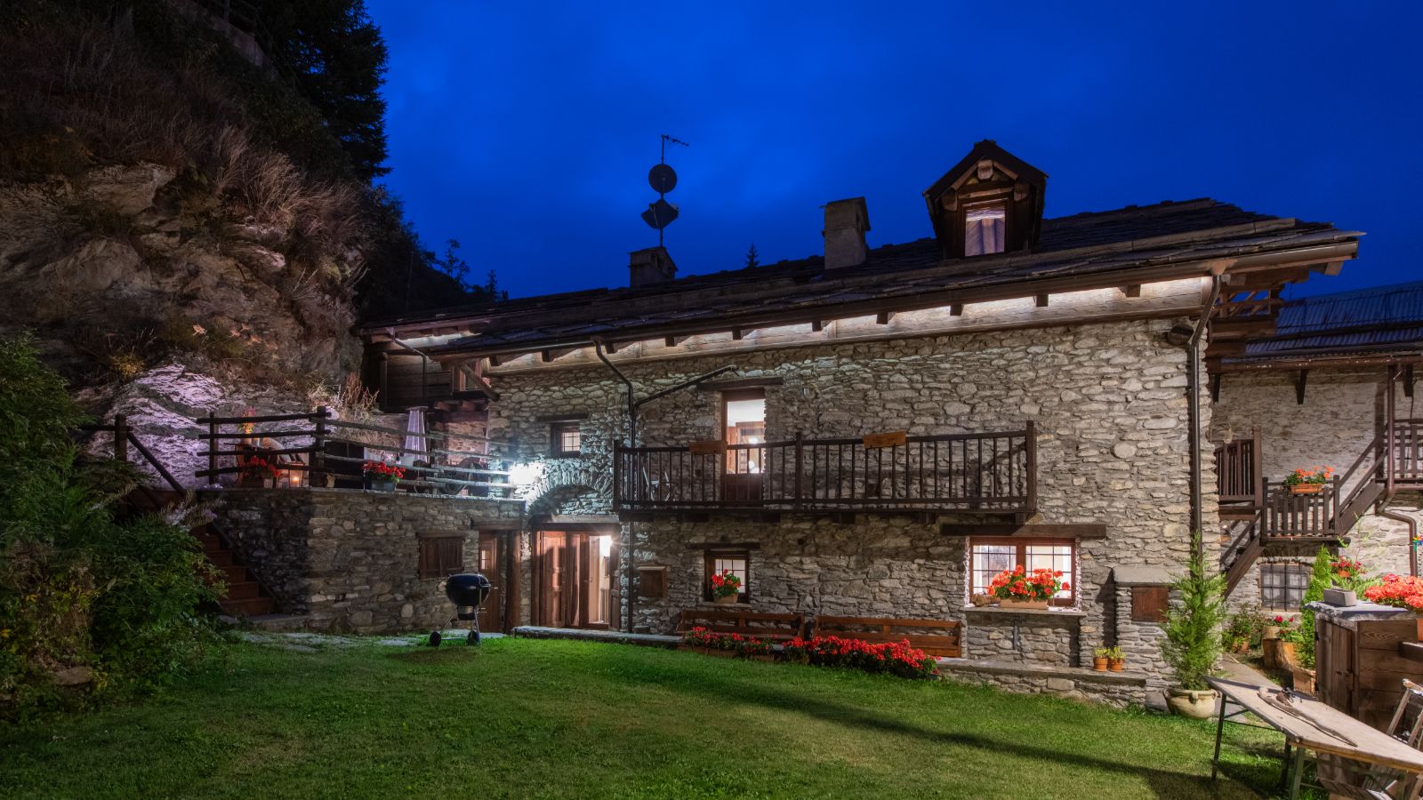 luxury-ski-chalets-milky-way-baita-1697-oxford-ski-external-night (2).jpg