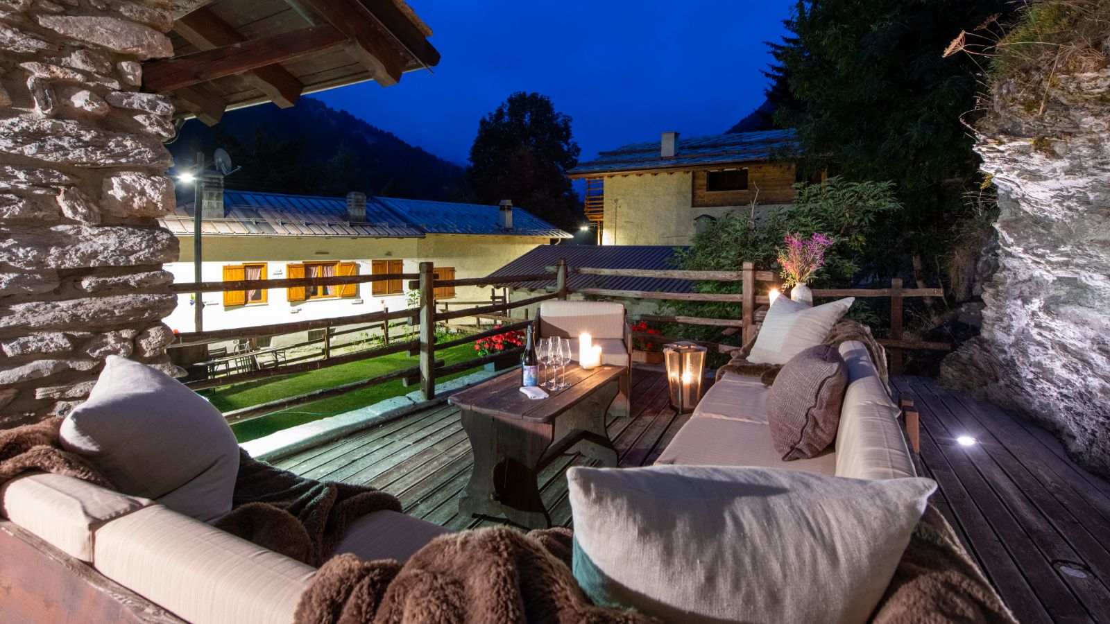 luxury-ski-chalets-milky-way-baita-1697-oxford-ski-external-night (1).jpg