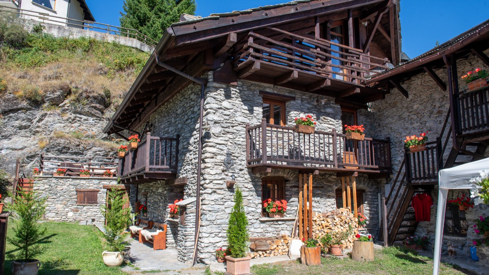 luxury-ski-chalets-milky-way-baita-1697-oxford-ski-exterior (2).jpg