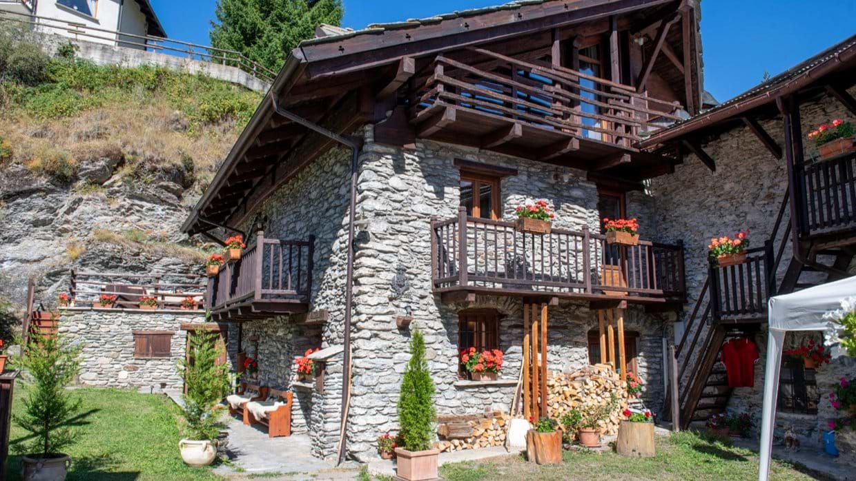 luxury-ski-chalets-milky-way-baita-1697-oxford-ski-exterior (2).jpg