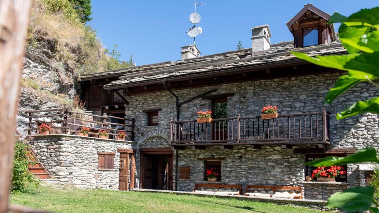 luxury-ski-chalets-milky-way-baita-1697-oxford-ski-exterior (4).jpg