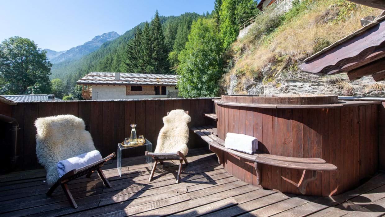 luxury-ski-chalets-milky-way-baita-1697-oxford-ski-hot-tub (1).jpg