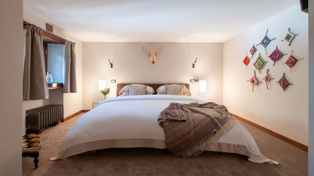 luxury-ski-chalets-milky-way-baita-1697-oxford-ski-bedroom1 (1).jpg