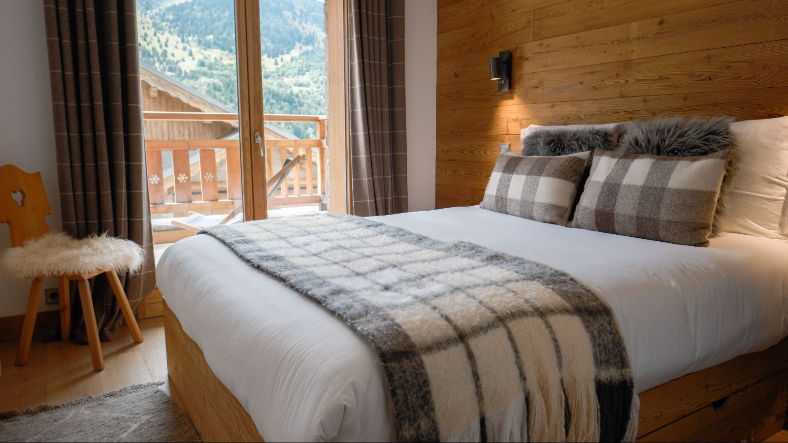 Luxury-Ski-Chalet-Meribel-Chalet-Etoile-des-Neiges-Oxford-Ski-Bedroom (10).jpg