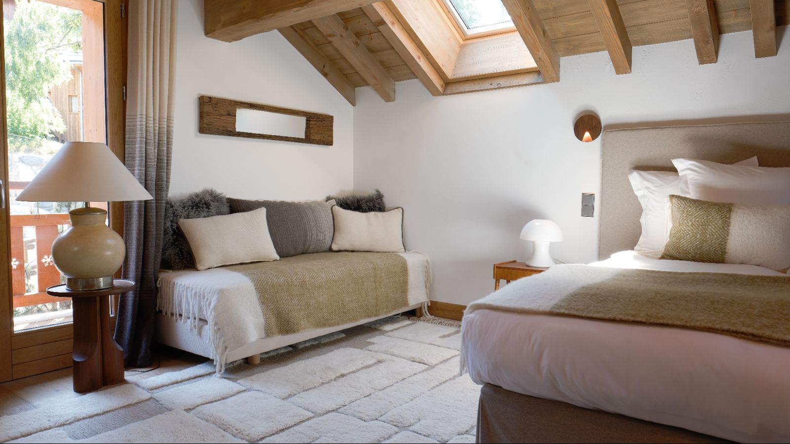 Luxury-Ski-Chalet-Meribel-Chalet-Etoile-des-Neiges-Oxford-Ski-Bedroom (11).jpg