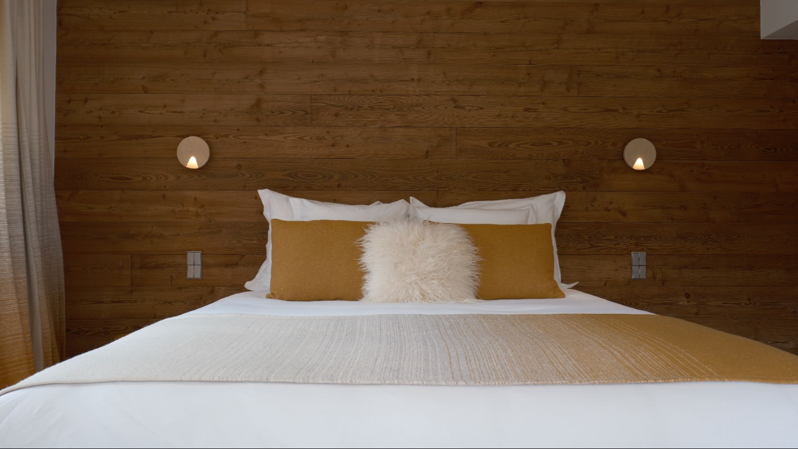 Luxury-Ski-Chalet-Meribel-Chalet-Etoile-des-Neiges-Oxford-Ski-Bedroom (12).jpg