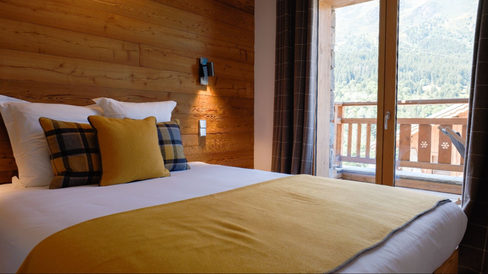 Luxury-Ski-Chalet-Meribel-Chalet-Etoile-des-Neiges-Oxford-Ski-Bedroom (13).jpg