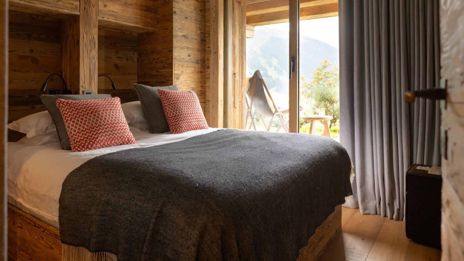 Luxury-Ski-Chalet-Verbier-Chalet-Petheo-Oxford-Ski-Bedroom (25).jpg