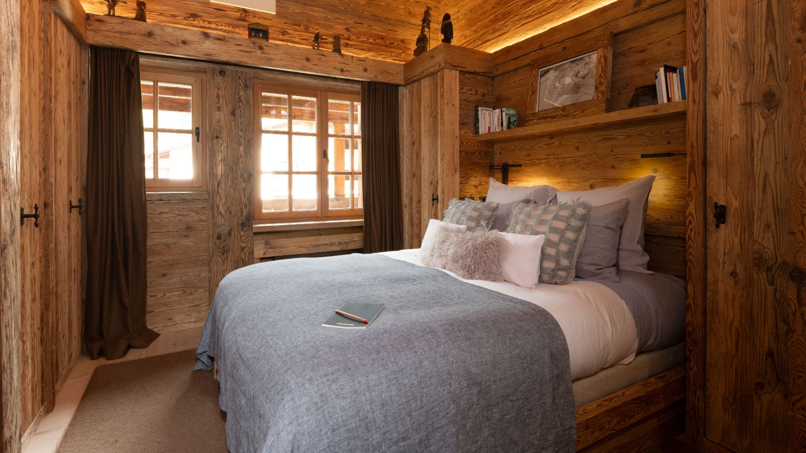 Luxury-Ski-Chalet-Verbier-Alex-Penthouse-Oxford-Ski-Bedroom (23).jpg