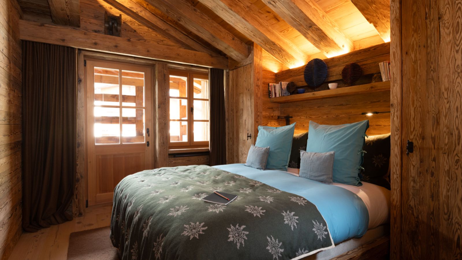 Luxury-Ski-Chalet-Verbier-Alex-Penthouse-Oxford-Ski-Bedroom (25).jpg