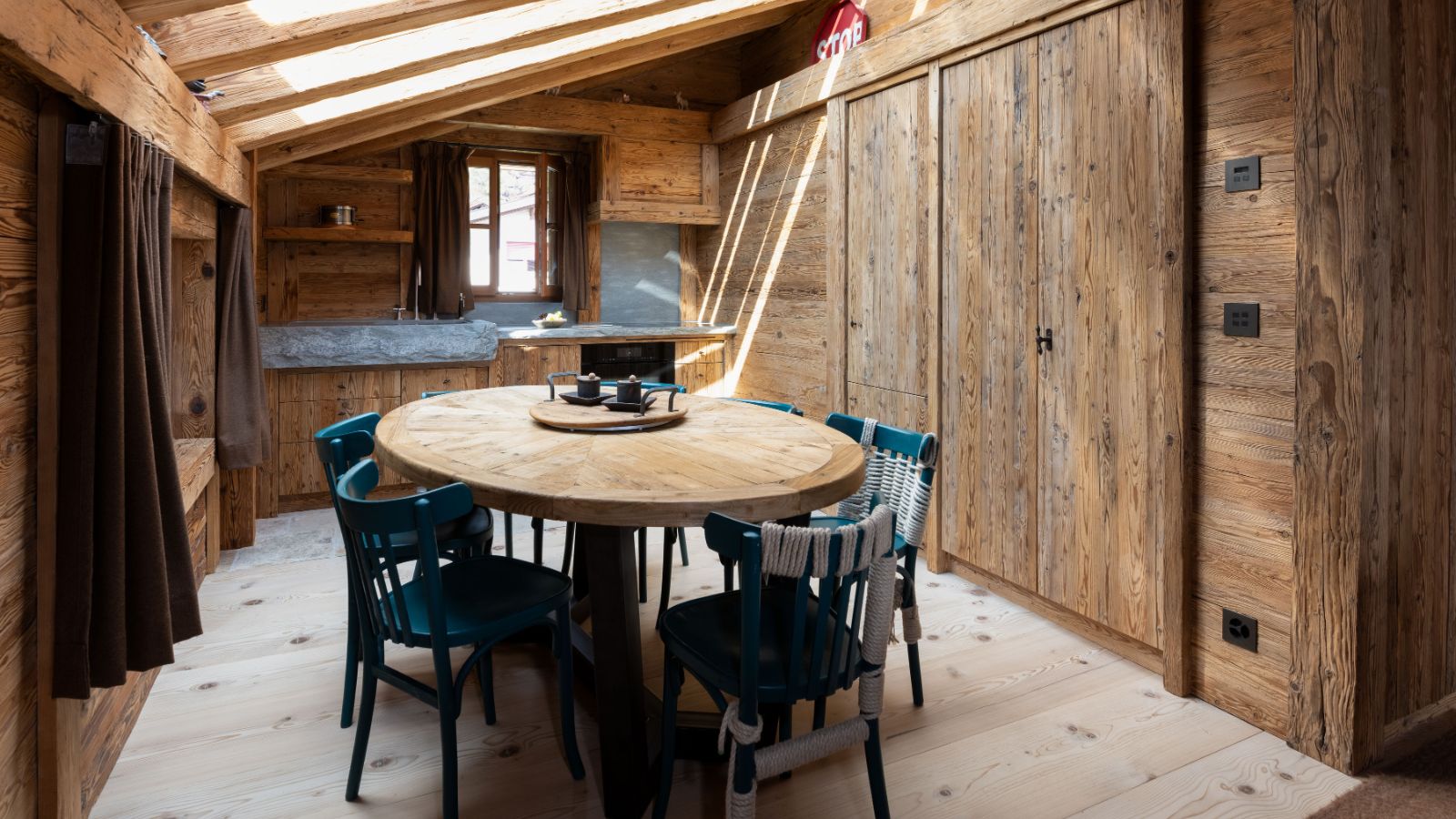 Luxury-Ski-Chalet-Verbier-Alex-Penthouse-Oxford-Ski-Dining-Table.jpg