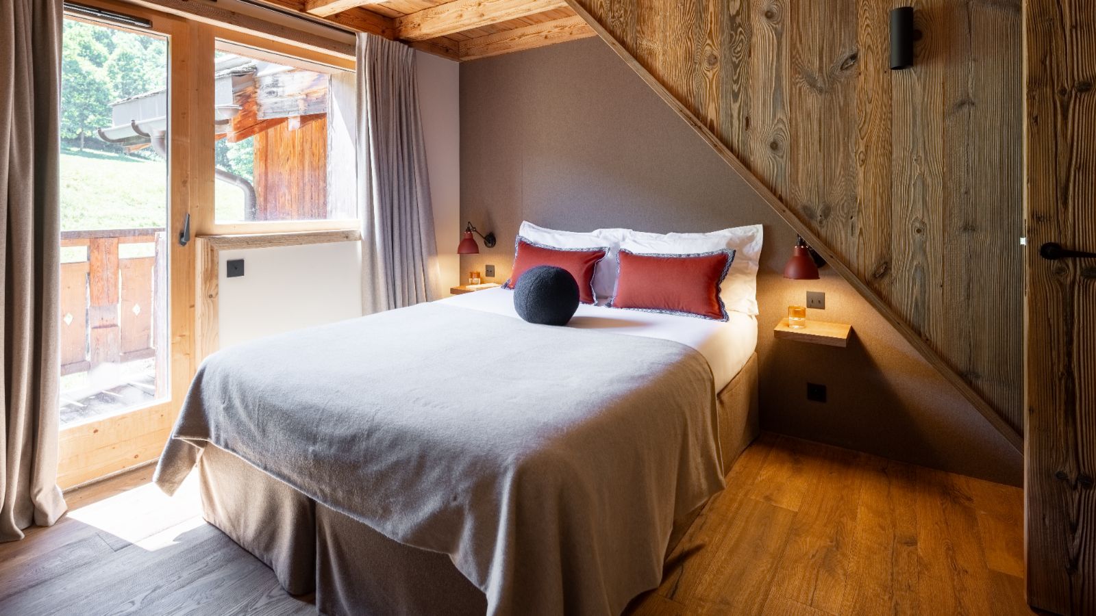 Luxury-Ski-Chalet-Meribel-Chalet-Orchidee-Oxford-Ski-Bedroom (12).jpg